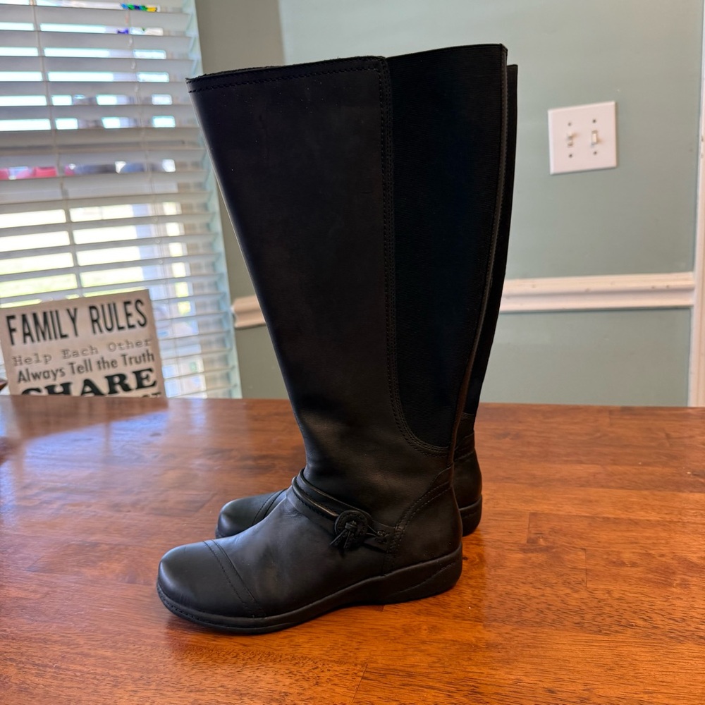 Clarks Women's Cheyn Whisk Riding Boots black size 6.5